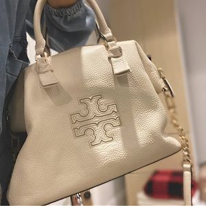 Tory Burch Hobo Med size bag , great condition very light wear used a few rines